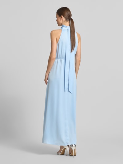 Frauenmodel trägt Maxikleid aus Satin mit Stehkragen Modell 'Thea' von YAS, hellblau, Elastischer-Material-Mix, tailliert, Ärmelloses-Design, Schlüsselloch-Ausschnitt, fließende Struktur, Ganzkörperansicht Rückansicht.