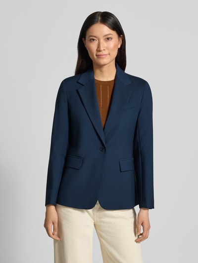 Frauenmodel trägt Regular Fit Longblazer aus reiner Schurwolle Modell 'WKDLAMINE' von Weekend Max Mara in Dunkelblau, Ganzkörperansicht von vorne. Damen Longblazer von Weekend Max Mara.