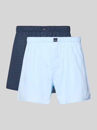 Produktfoto, Boxershorts mit elastischem Bund im 2er-Pack von Christian Berg Men aus reiner Baumwolle, lockerer Schnitt, Label-Detail, hellblau und dunkelblau gemustert, glatte Textur