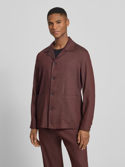 Männermodel trägt Regular Fit Hemdjacke aus Leinen-Mix Modell 'Malte' von CINQUE in Braun, glatte Textur, Reverskragen, Knopfleiste, Ganzkörperansicht von vorne. Rückenlänge bei Größe M: 74 cm, Leinen-Mix mit Viskose-Anteil.