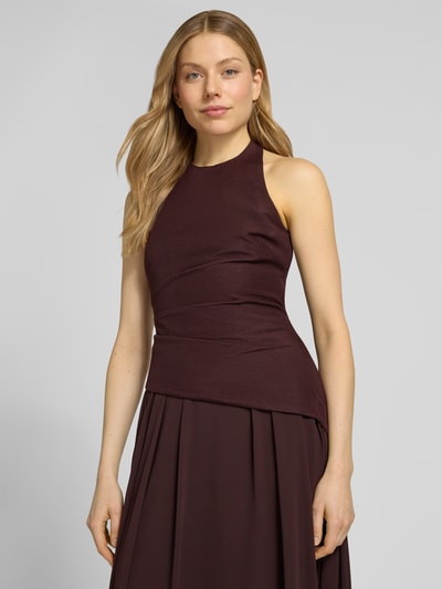 Frauenmodel trägt Maxikleid mit Rundhalsausschnitt Modell 'Elise' von Forever New aus bordeauxfarbenem Chiffon, taillierter Schnitt, Nahaufnahme Oberkörper.