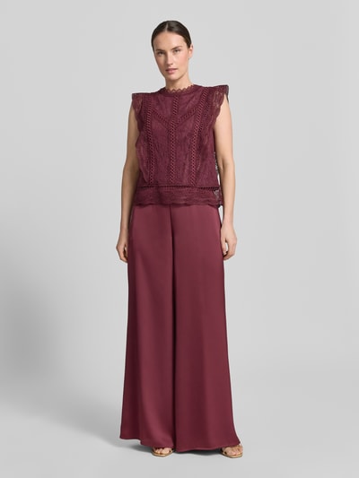 Frauenmodel trägt Slim Fit Bluse aus Viskose-Mix mit Allover-Spitzenbesatz von V by Vera Mont, ärmellos, Stehkragen, ganzkörperansicht von vorne.