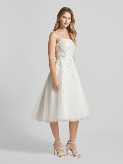Vrouwenmodel draagt Regular Fit Minikleid mit Zierbesatz van Luxuar, mesh, a-lijn, off-shoulder, florale stiksels, geheel in wit, vooraanzicht.