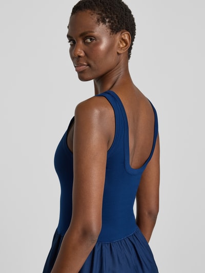 Männermodel trägt Fit and Flare Freizeitkleid aus Viskose-Mix von Polo Ralph Lauren in Dunkelblau, Detailaufnahme Rückenansicht.