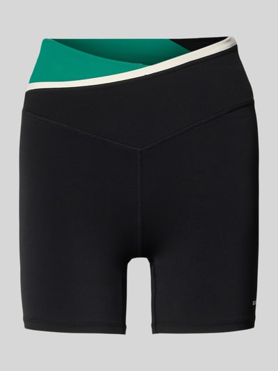 Produktfoto, schwarze Slim Fit Shorts mit Logo-Detail und grün-weißem elastischem Bund, Modell 'Status' von P.E Nation, Elastischer-Material-Mix