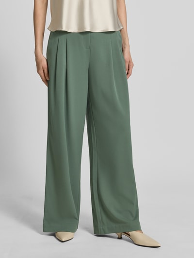 Vrouwenmodel draagt Wide Leg Pants met Biesen model 'Henrika' van MSCH Copenhagen, materiaalmix met viscose, wide fit, groene kleur, haakjes- en ritssluiting, biezen, steekzakken en strookzak aan de achterkant, bandwijdte maat S 37 cm, binnenbeenlengte maat S 80 cm, detailopname onderlichaam van voren.