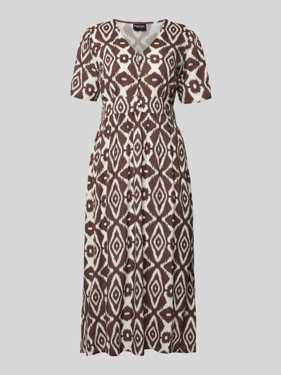 Productfoto, A-lijn midijurk van pure viscose model 'TALA' van Pieces met all-over print in bruin en wit, rechte zoom, korte mouw.