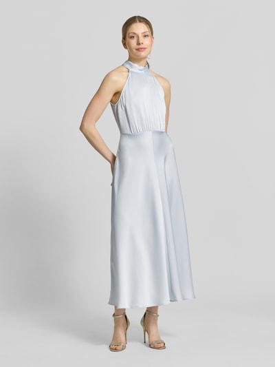 Frauenmodel trägt Midikleid mit Stehkragen Modell 'Rheo' von Samsøe Samsøe in hellem Blau, tailliert, ärmellos, Ganzkörperansicht von vorne.