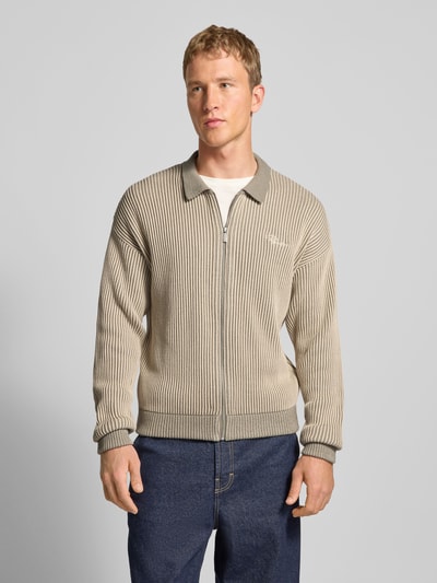 Männermodel draagt Strickjacke met umlegekraag en label-stitching van Pegador, puur katoen, regular fit, ritssluiting; voorkant, nahaufnahme bovenlichaam.