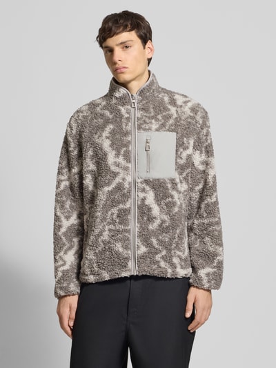 Męski model nosi Regular Fit Futerko-Kurtka z wzorem na całej powierzchni Model 'JAIMY' od Only & Sons, stójka, zamek błyskawiczny, elastyczne zakończenia rękawów, tunel u dołu, kieszeń na piersi, imitacja futerka; kolor szaro-beżowy, widok całej sylwetki od przodu.