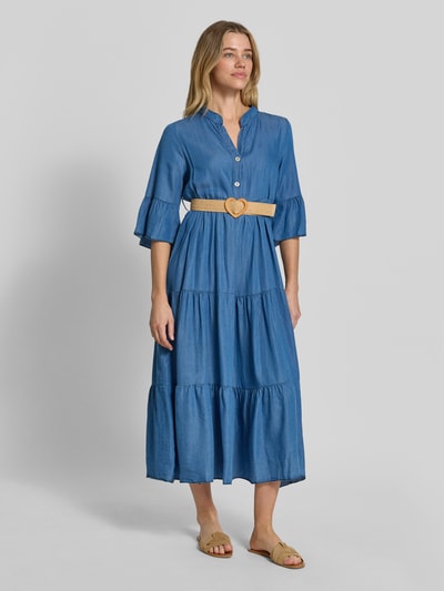 Frauenmodel trägt Jeanskleid mit Gürtel und Rüschenärmel Modell 'Li44yanaa' von ZABAIONE aus Lyocell, Midilänge, Volantsaum, Ganzkörperansicht von vorne.