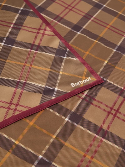 Produktfoto, Tuch mit Logo-Print Modell 'KINSALE' von Barbour aus braunem Stoff mit Karomuster und roten Akzenten, Damen Tuch von Barbour