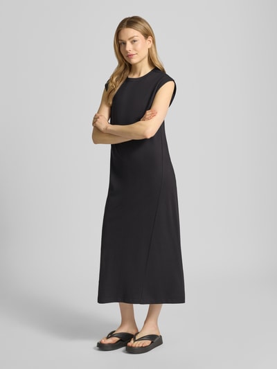 Frauenmodel trägt Relaxed Fit Midikleid aus Viskose-Mix Modell 'Seano' von B.Young in Schwarz, glatte Textur, Ganzkörperansicht von vorne
