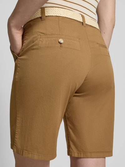 Frauenmodel trägt Bermudas mit Gürtel Modell 'ROVENA' von Soyaconcept aus Baumwoll-Elasthan-Mix in Braun, Regular-Fit, Ganzkörperansicht Rückansicht.