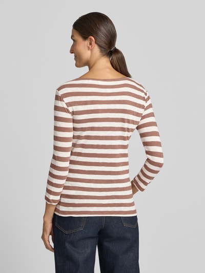 Frauenmodel trägt Longsleeve mit 3/4-Arm von Christian Berg Woman in braun-weißen Streifen, reine Baumwolle, gerader Schnitt, Rückenlänge 54 cm, Ganzkörperansicht Rückansicht.