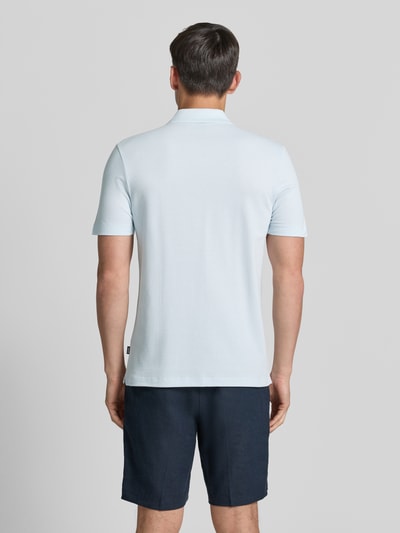 Mężczyzna nosi Regular Fit Poloshirt aus Baumwoll-Mix Modell 'PARLAY 240' od BOSS, jasnoniebieski, jednolity kolor, krótki rękaw, widok całej sylwetki z tyłu.