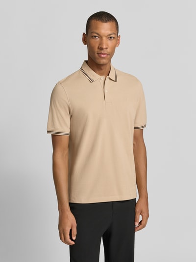 Męski model nosi Slim Fit Poloshirt mit Label-Stitching od bugatti, beżowa bawełna, kołnierzyk polo, guziki, przód, Ganzkörperansicht von vorne