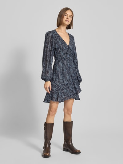 Pepe Jeans Sukienka kopertowa o dopasowanym kroju z detalami z efektownej przędzy model ‘MAISA’ Ciemnoniebieski 1