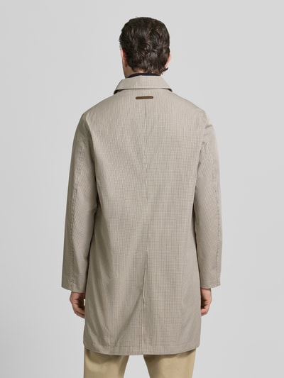 Männermodel trägt Mantel aus Baumwoll-Mix Modell 'CAR' von Gant mit Gitterkaro in Beige, gerade Passform, Ganzkörperansicht Rückansicht.