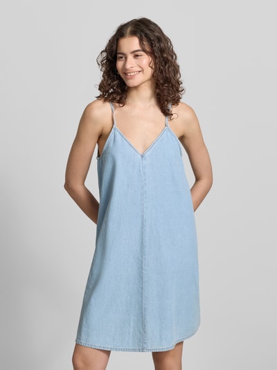 Frauenmodel trägt Minikleid in Denim-Optik Modell 'LUCY' von JJXX aus Reine Baumwolle, Gerader-Schnitt, Spaghettiträger, V-Ausschnitt, Ganzkörperansicht von vorne.