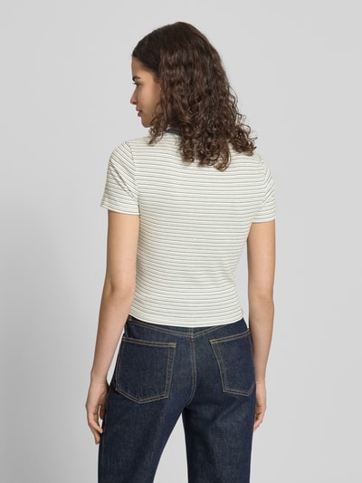 Frauenmodel trägt Regular Fit T-Shirt mit Viskose-Anteil Modell 'LUPE' von Only, mehrfarbig gestreift, Jersey-Material-Mix, Ganzkörperansicht Rückansicht.