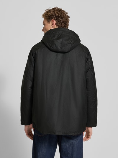 Männermodel trägt schwarzen Regular Fit Parka aus puur katoen von Barbour, Heren Parka, Ganzkörperansicht Rückansicht