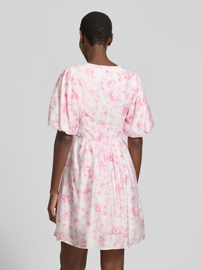 Frauenmodel trägt Tailliertes Freizeitkleid aus Viskose-Mix Modell 'BLISS' von Vero Moda, Optik:Allover-Muster, Mini-Länge, Ganzkörperansicht Rückansicht.