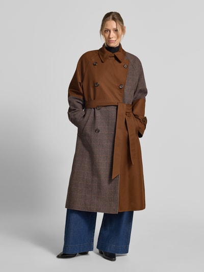 Modelka kobieca nosi płaszcz Loose Fit Mantel aus Woll-Mix Modell 'KAGU' od Essentiel Antwerp, brązowy i w kratę, pełny widok z przodu.