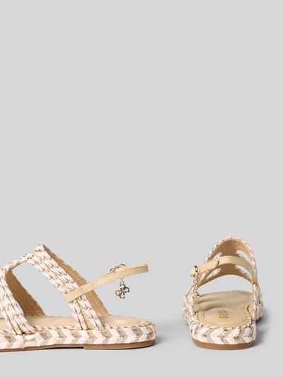 Produktfoto, Sandalette mit Label-Applikation Modell 'KALORE' von Guess, beige mit Riemen, abgerundete Spitze, Absatzhöhe 3 cm bei Größe 39.