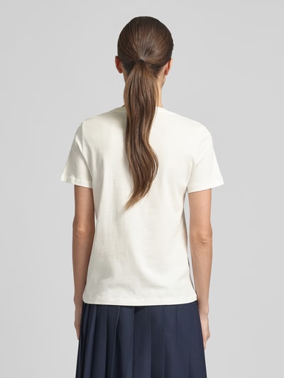 Vrouwenmodel draagt 'Regular Fit T-Shirt aus Bio-Baumwoll-Mix' van Tom Tailor, effen, regular fit, ronde hals, korte mouw, labeltekst, biokatoenmix, volledig zicht van achteren.