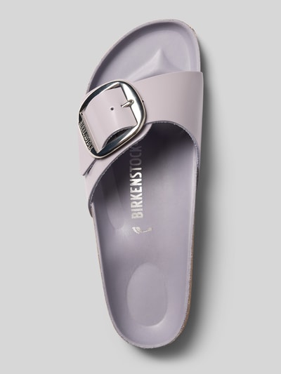 Produktfoto, slippers van echt leer Model 'Madrid' van Birkenstock, afgerond model, open design, brede riem met doornsluiting metallic, geprofileerde zool, hakhoogte maat 40: 4 cm, lichte paarstinten