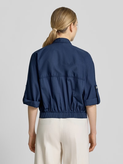 Frauenmodel trägt Blouson aus bawełny mit listwą guzikową von Emily Van den Bergh, krój regular fit, wykładany kołnierz, zakładka na rękawach, granatowy, Szerokość w rozmiarze 36: 45 cm ramion, długość tyłu 53 cm, szerokość klatki piersiowej 52 cm, długość rękawów 20 cm, Ganzkörperansicht Rückansicht