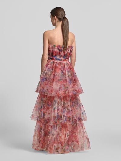 Frauenmodel trägt Maxikleid im Off-Shoulder-Look mit Taillenband von LACE & BEADS aus Tüll, A-Linie, Stufen-Look, Rückenlänge 130 cm, Brustweite 36 cm, Ganzkörperansicht Rückansicht.