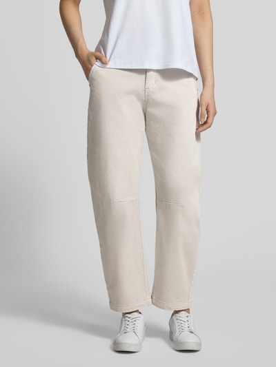 Frauenmodel trägt Barrel Fit Hose mit Eingrifftaschen von Buena Vista, heller Baumwoll-Mix mit Viskose, Ganzkörperansicht von vorne.
