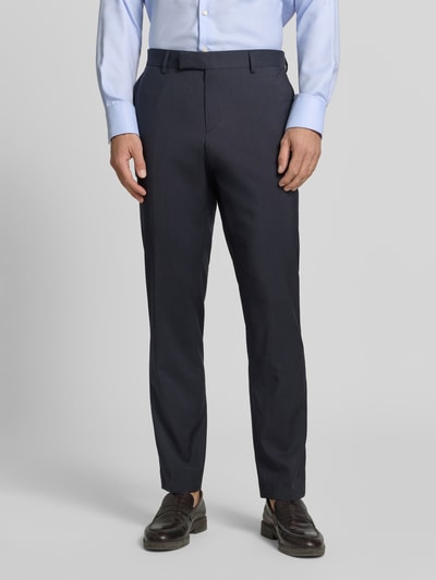 Männermodel trägt Regular Fit Anzughose aus reiner Schurwolle Modell 'H-GENIUS-263' von BOSS mit Nadelstreifen-Muster, Ganzkörperansicht von vorne.