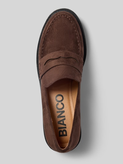 Produktfoto, brązowe Loafers mit profilierter Sohle und Blockabsatz od BIANCO, zaokrąglony czubek, zakładana przez głowę, wysokość obcasa 4 cm, wysokość cholewki 6 cm, szerokość w rozmiarze 40: 13 cm, tekstura zamszu
