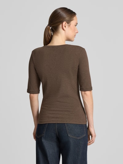 Vrouwenmodel draagt Slim Fit t-shirt met wol model 'Sorela' van OPUS in bruin, effen structuur, Dames t-shirt, volledig zicht achterkant
