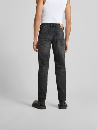 Männermodel trägt Jeans mit 5-Pocket-Design von Diesel aus Baumwoll-Elasthan-Mix, gerader Schnitt, Label-Detail, Ganzkörperansicht Rückansicht.