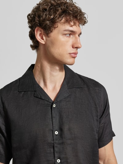 Männermodel trägt Modern Fit Freizeithemd aus Leinen Modell 'CAMICIA' von MARKUP, Knopfleiste, Kentkragen, Nahaufnahme Oberkörper.