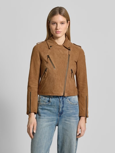 Vrouwenmodel draagt Regular Fit Lederjacke mit Umlegekragen Modell 'Cherry' van Blauer Usa, echt leer, platte kraag, ritssluiting, steekzakken met ritssluiting, regular fit, dames jack, Ganzkörperansicht von voren.