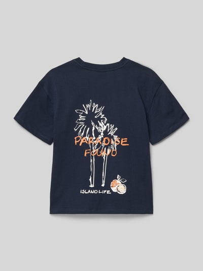 Junge trägt Regular Fit T-Shirt aus reiner Baumwolle von s.Oliver RED LABEL, navy, Motiv-Print Palmen, kurzarm, Ganzkörperansicht Rückansicht.