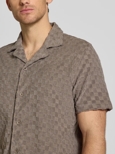 Männermodel trägt Regular Fit Freizeithemd mit Reverskragen von Lindbergh, Baumwoll-Mix, braunes Karomuster, Nahaufnahme Oberkörper.