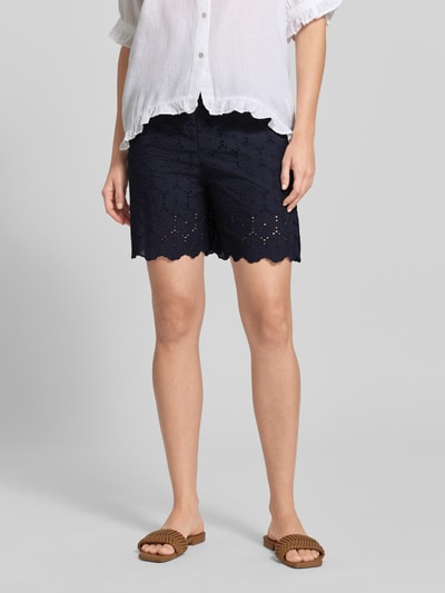 Frauenmodel trägt Bermudas mit Lochstickerei und Eingrifftaschen von Christian Berg Woman aus Reine Baumwolle, Loose-Fit, Kordelzug, Ganzkörperansicht von vorne.