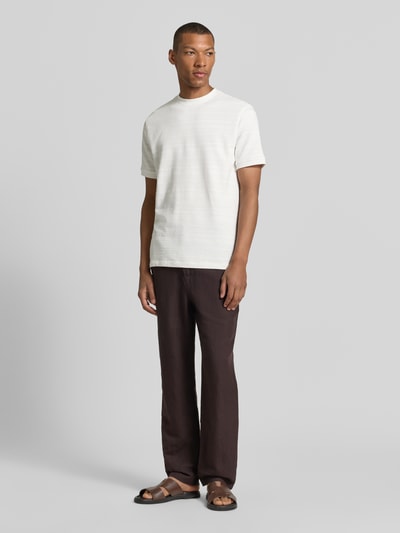 Mannenmodel draagt T-shirt met structuurpatroon en ronde hals van guess, katoenmix, regular fit, ruglengte bij maat M 74 cm, vooraanzicht volledige lichaamsopname