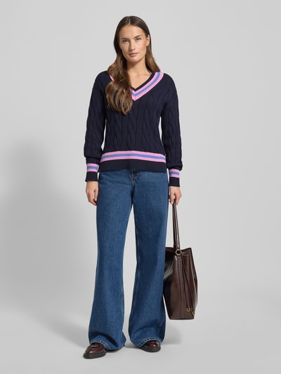 Vrouwenmodel draagt Strickpullover mit V-Ausschnitt van Christian Berg Woman, donkerblauw, puur katoen, regular fit, ribboorden, V-hals, ganzkörperansicht van voren.