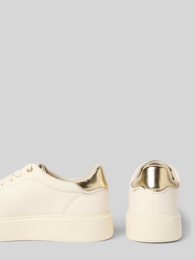 Produktfoto, Sneaker mit Label-Detail Modell 'VENUS' von Blauer USA, Leder-Mix in Creme und Gold, abgerundete Spitze, strukturierte Sohle, Schnürverschluss, Absatzhöhe 4 cm, Schafthöhe 8 cm, Schaftweite 9 cm.