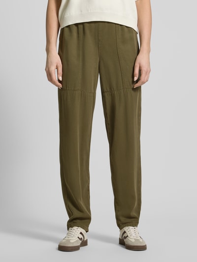 Frauenmodel trägt Straight Fit Stoffhose aus reinem Lyocell Modell 'Maison' von MOS MOSH in Olivgrün, glatte Textur, elastischer Bund mit Tunnelzug, Ganzkörperansicht von vorne.
