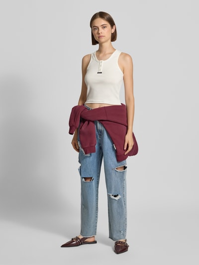 Kobiece modelka nosi jeansy 'Jeans im Destroyed-Look mit Cut Outs' od Karo Kauer z bawełny, krój relaxed fit, przetarcia, wycięcia, wpuszczane kieszenie, szerokość w rozmiarze S: 37 cm, długość wewnętrzna nogawki w rozmiarze S: 71 cm, widok całej sylwetki z przodu.