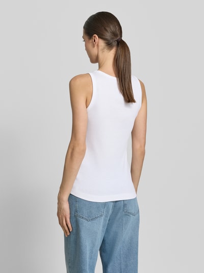 Männermodel trägt Regular Fit Tank Top aus Baumwoll-Mix von s.Oliver RED LABEL, optyka two tone, wzór w paski, szerokie ramiączka, drobny prążek, kolor biały, u-neck, materiał mieszanka bawełny, krój regular fit, widok całej sylwetki z tyłu.