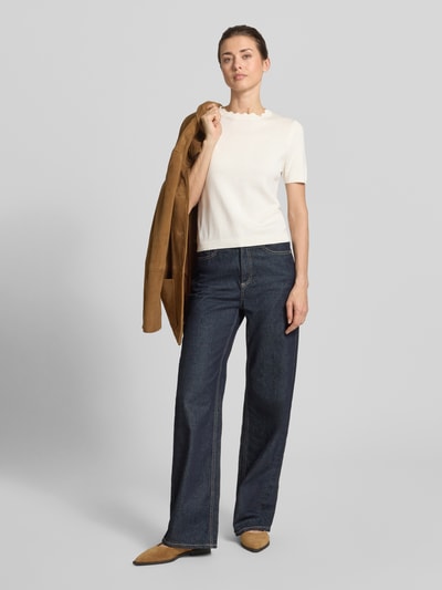 Frauenmodel trägt Strickshirt mit Rundhalsausschnitt mit Wellensaum von Zero, Körpernaher-Schnitt, 1/2-Arm, Weiß, Ganzkörperansicht von vorne.